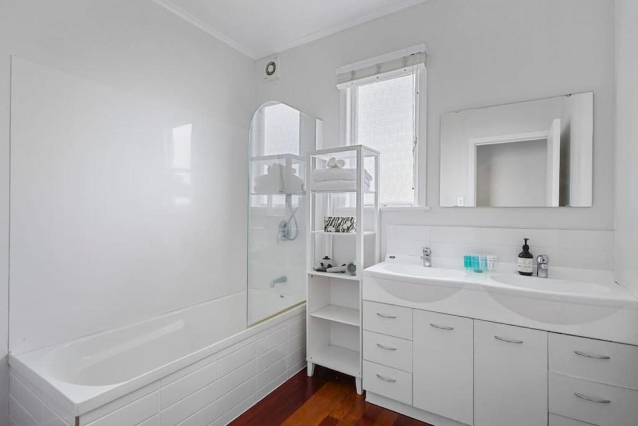Amazing Home By Beach - Fully Aircon-Ed - Wifi Auckland Esterno foto
